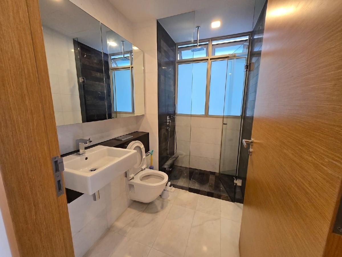 RV Residences Condominium For Rent, $4,800, 2 Bed 2 Bath 678 sqft $7.08 psf