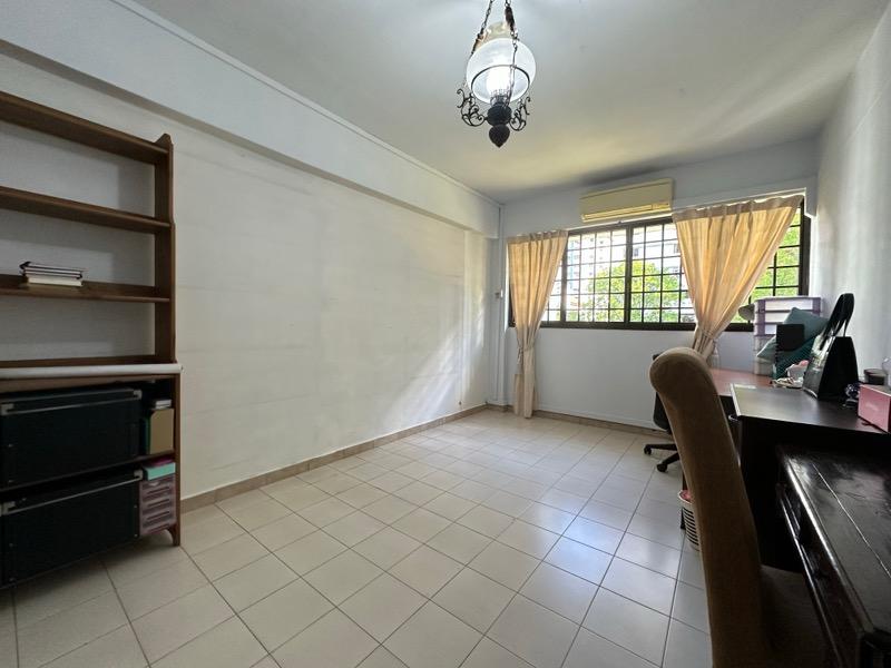 Prop-GPT: HDB Apartment: D22 Jurong 305 Jurong East Street 32