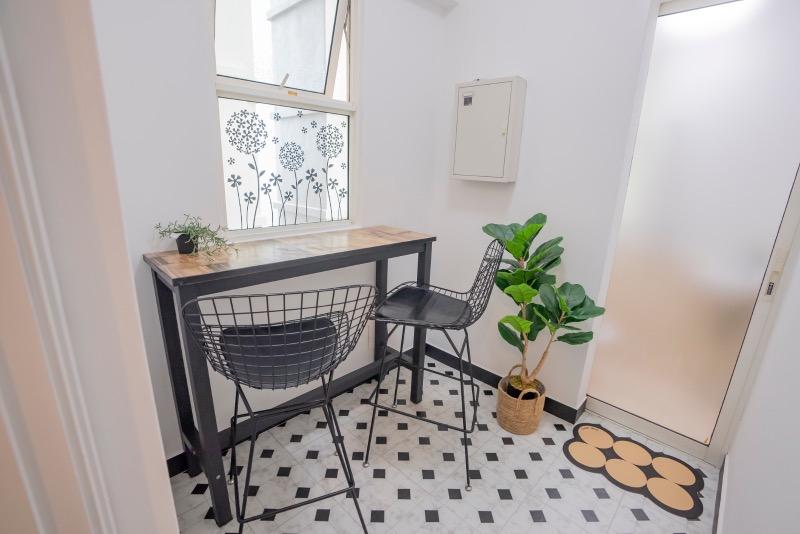 Evergreen Park Apartment Room Rental, $1,599, 1 Bed 1 Bath 200 sqft $8.00 psf