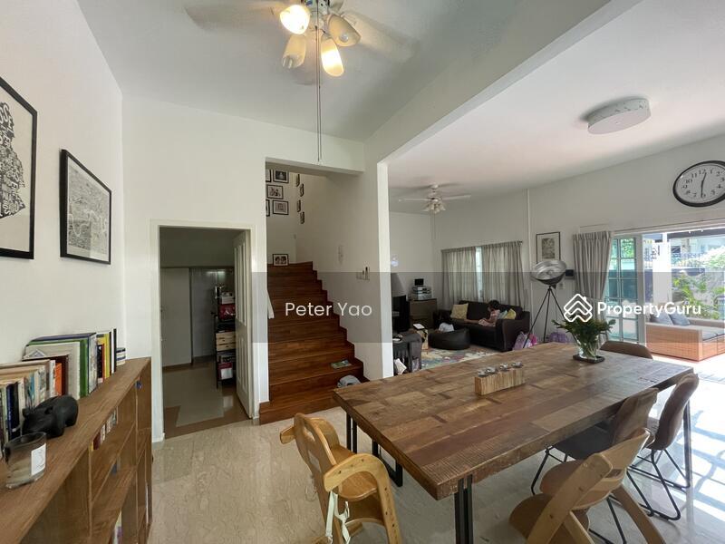 Cozy Bonding Semi D with Pool, Namly Drive off Sixth Avenue