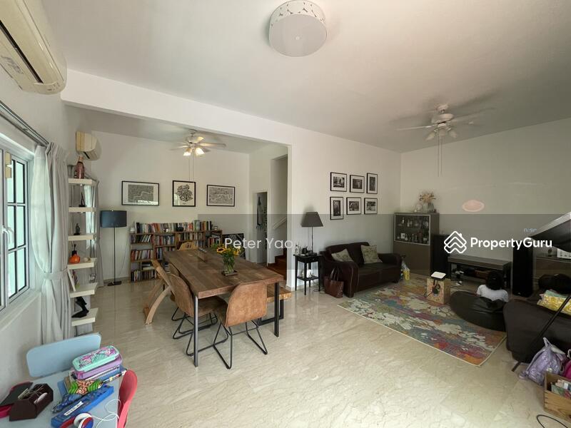 Cozy Bonding Semi D with Pool, Namly Drive off Sixth Avenue