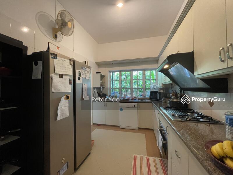 Cozy Bonding Semi D with Pool, Namly Drive off Sixth Avenue