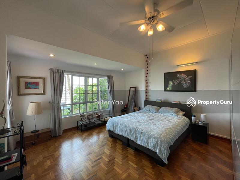 Cozy Bonding Semi D with Pool, Namly Drive off Sixth Avenue