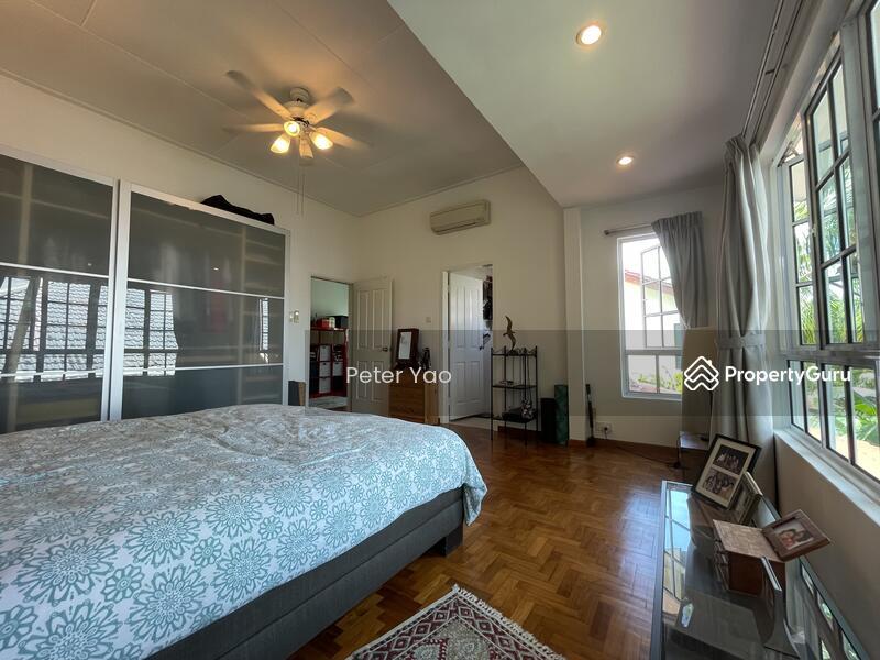 Cozy Bonding Semi D with Pool, Namly Drive off Sixth Avenue