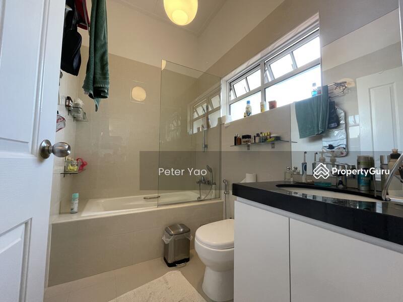 Cozy Bonding Semi D with Pool, Namly Drive off Sixth Avenue