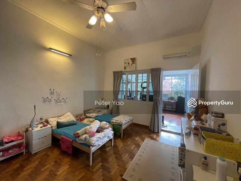 Cozy Bonding Semi D with Pool, Namly Drive off Sixth Avenue