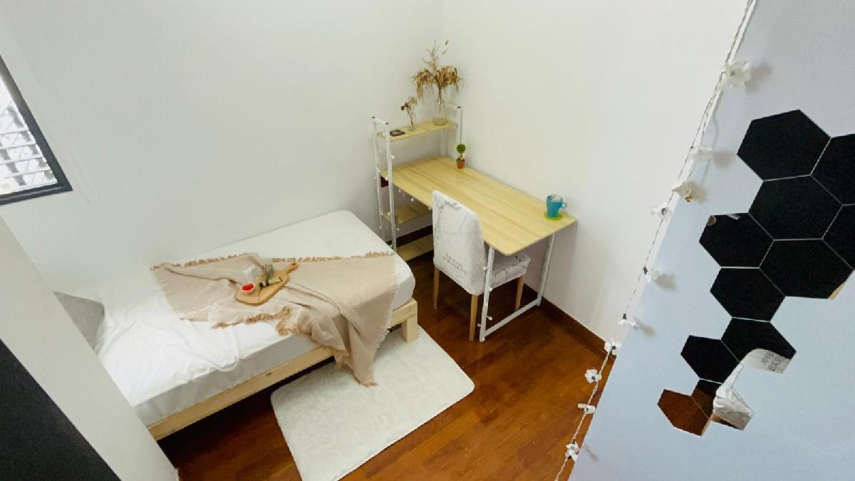 Regent Residences Condominium Room Rental, $1,450, 1 Bed 1 Bath 90 sqft $16.11 psf
