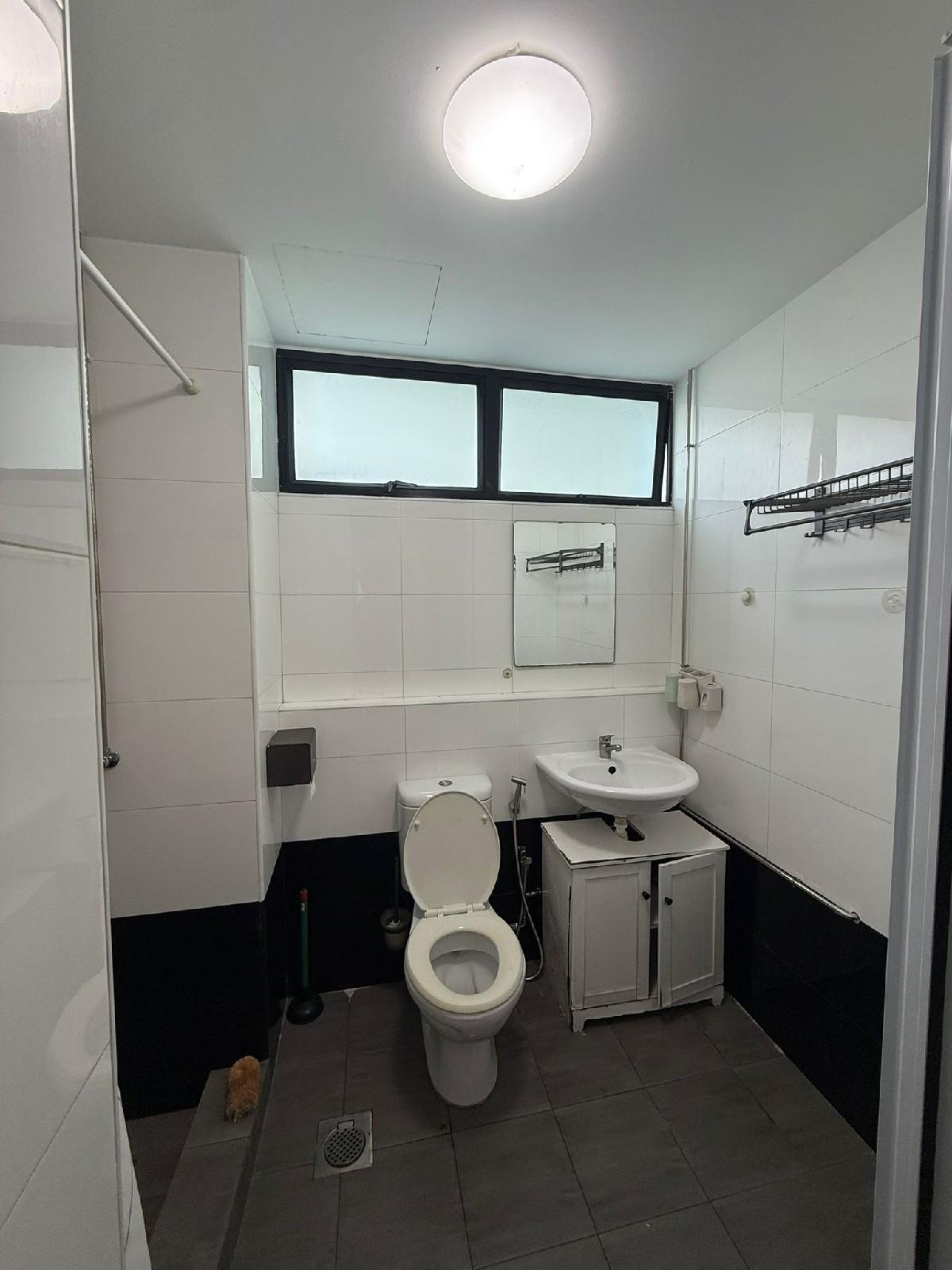 Fernwood Towers Condominium Room Rental, $1,500, 1 Bed 2 Bath 130 sqft $11.54 psf