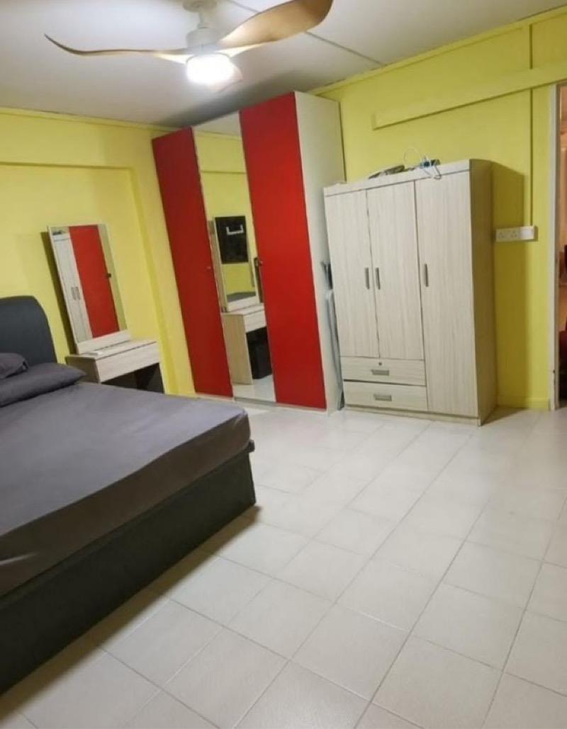 715 Yishun Street 71 HDB Apartment Room Rental, $999, 1 Bed 1 Bath 1,722 sqft $0.58 psf