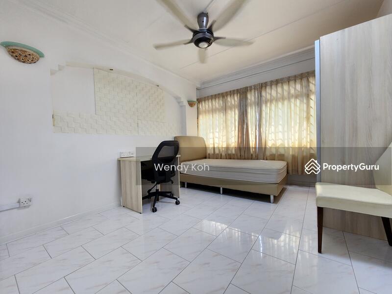 Prop-GPT: HDB Flat: D18 Pasir Ris 246 Pasir Ris Street 21