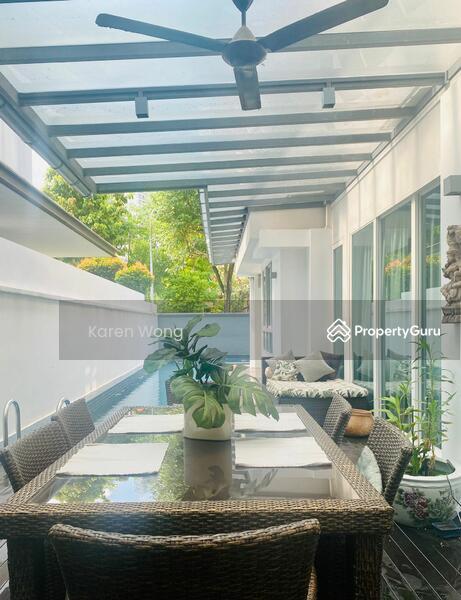 Charming semi-detached house with pool!