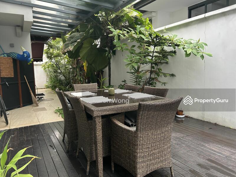 Charming semi-detached house with pool!