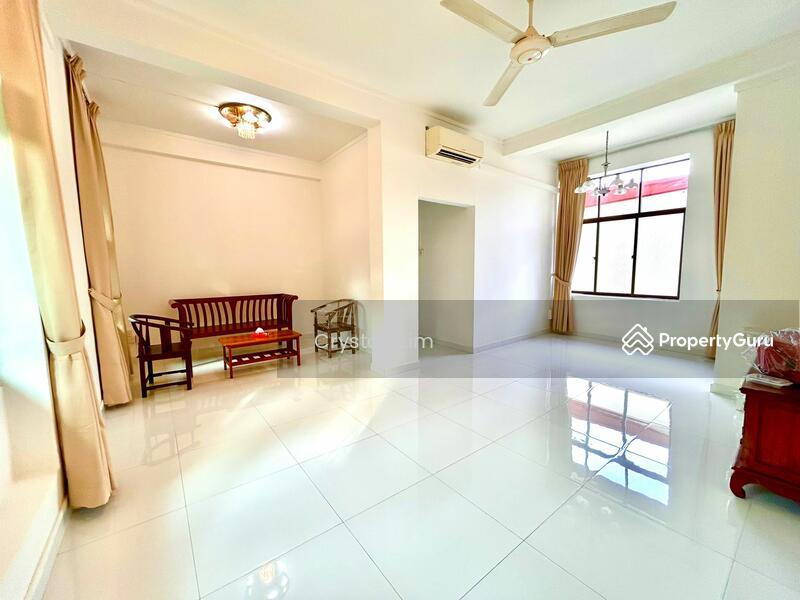 Prop-GPT: Walk-up Apartment: D10  Michel Apartment