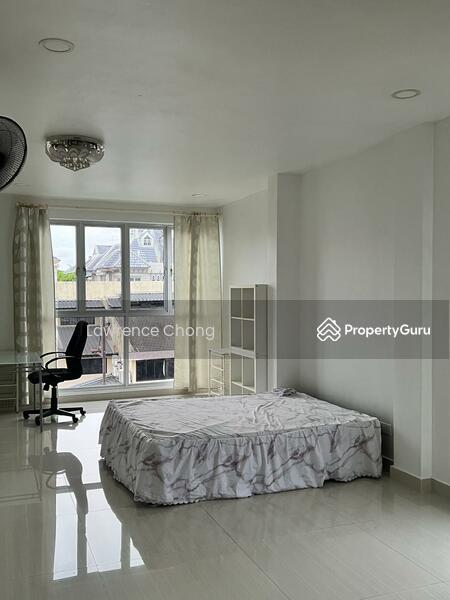 Prop-GPT: Detached: D21 Hume Avenue Detached House 9 bedrooms ensuite For Rent