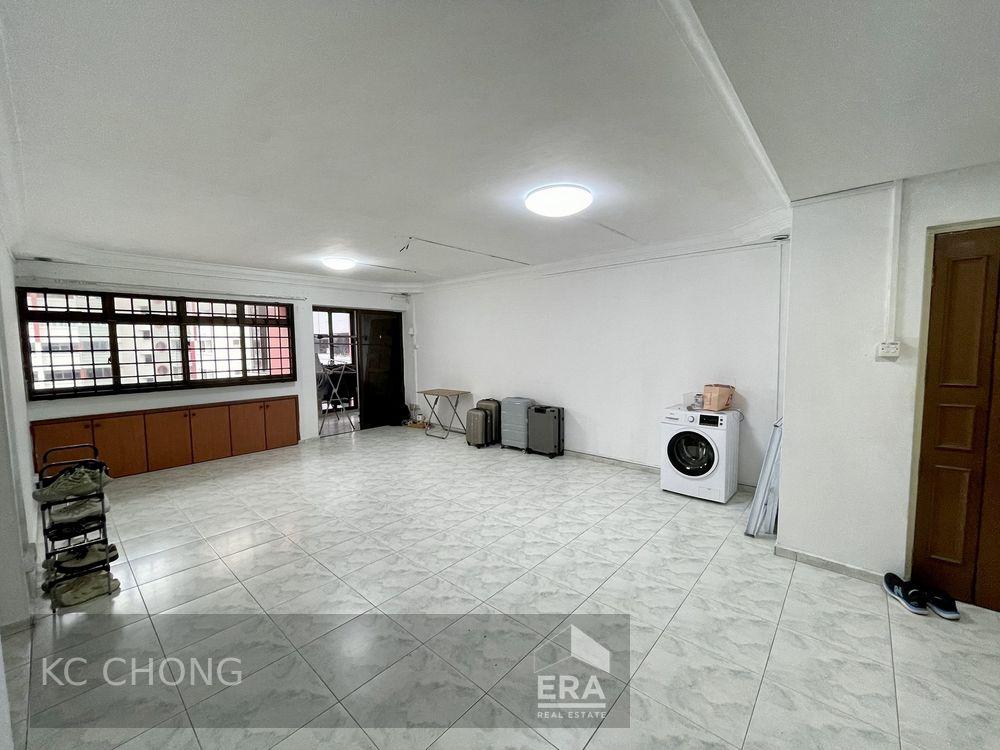 Prop-GPT: HDB - 3 room: D22 Jurong East 281 Toh Guan Road
