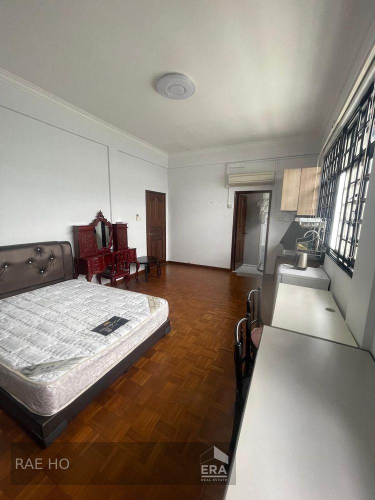 Studio With Attached Bath, Within Walking Distance to Mrt