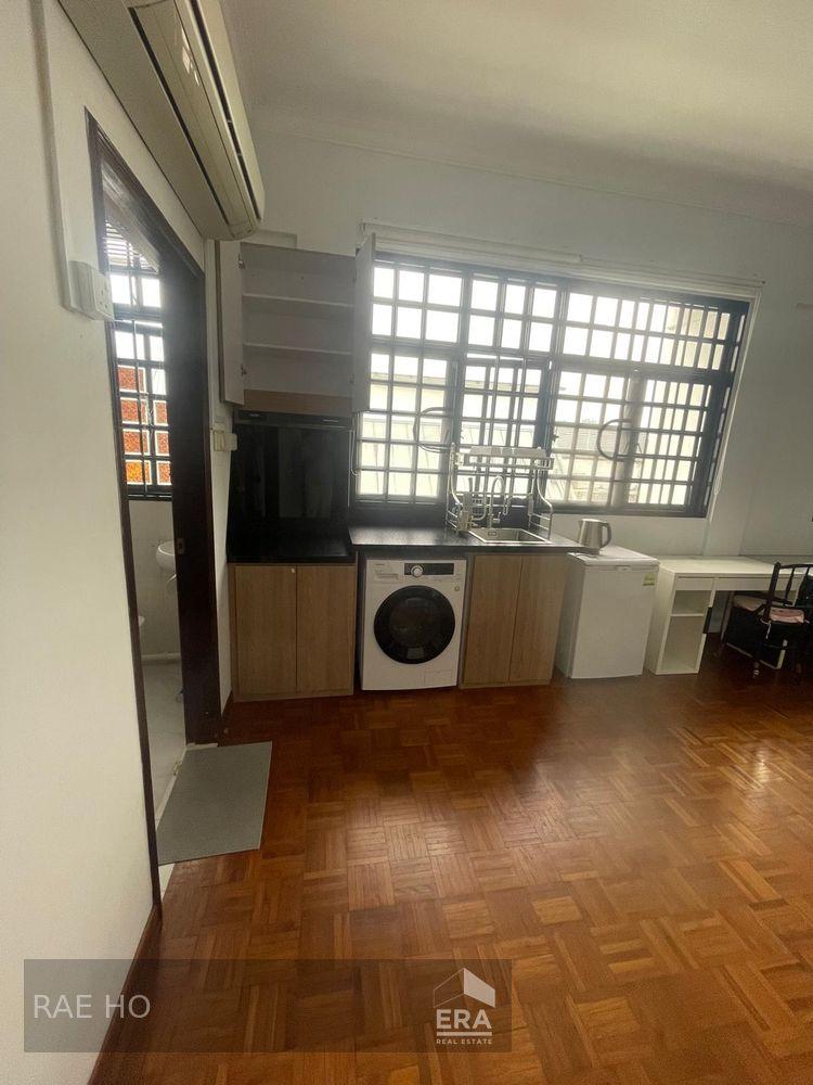 Studio With Attached Bath, Within Walking Distance to Mrt