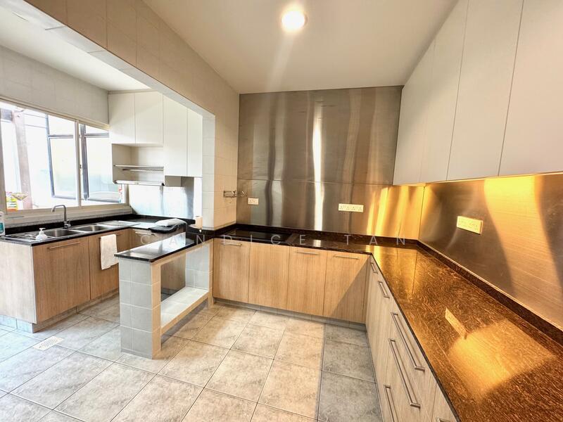 5 bedrooms ensuite, 1km to Temasek Primary School