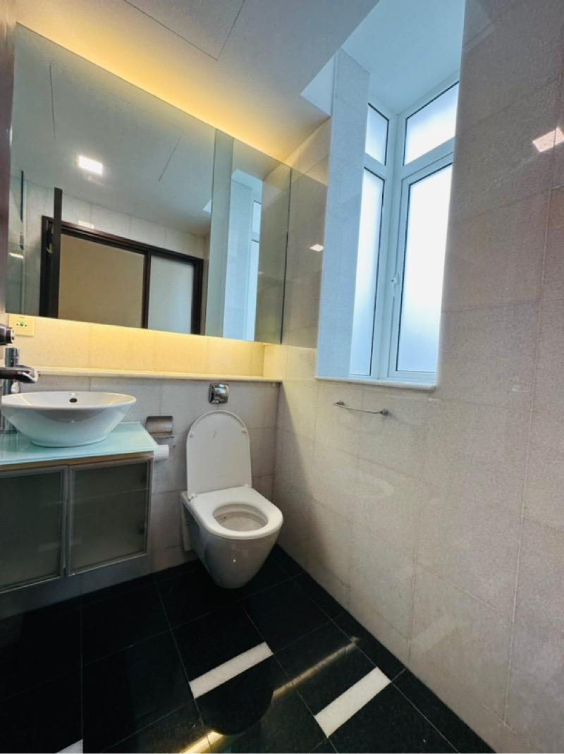 Robertson 100 Apartment For Rent, $5,200, 2 Bed 2 Bath 883 sqft $5.89 psf