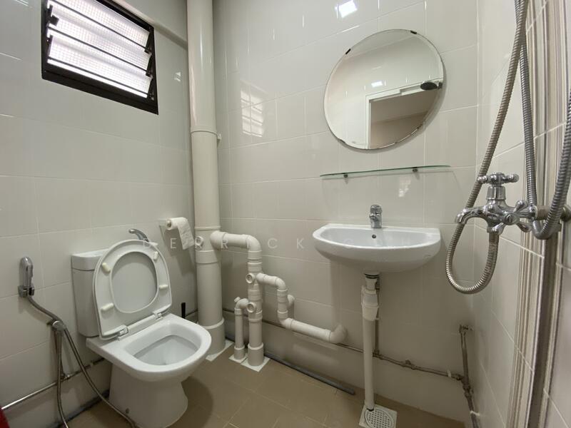 303 Jurong East Street 32