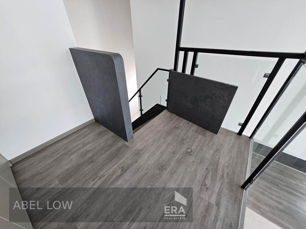 Sea View Rental Next to Mrt, High Ceiling, Surrounded With Amenities