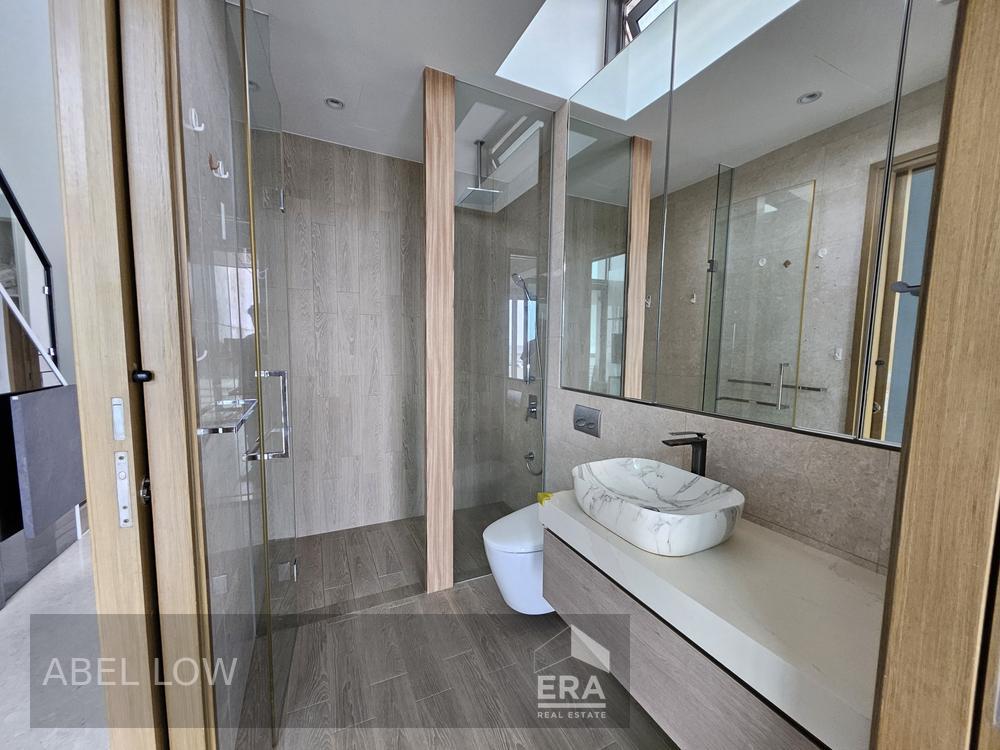 Sea View Rental Next to Mrt, High Ceiling, Surrounded With Amenities
