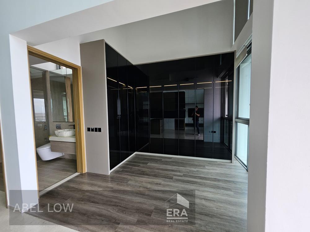 Sea View Rental Next to Mrt, High Ceiling, Surrounded With Amenities