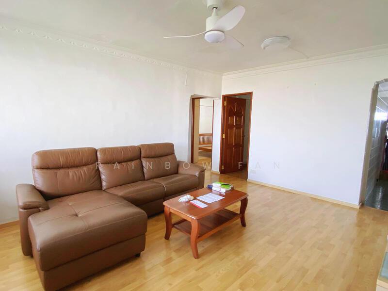 Prop-GPT: HDB Flat: D20 Ang Mo Kio 572 Ang Mo Kio