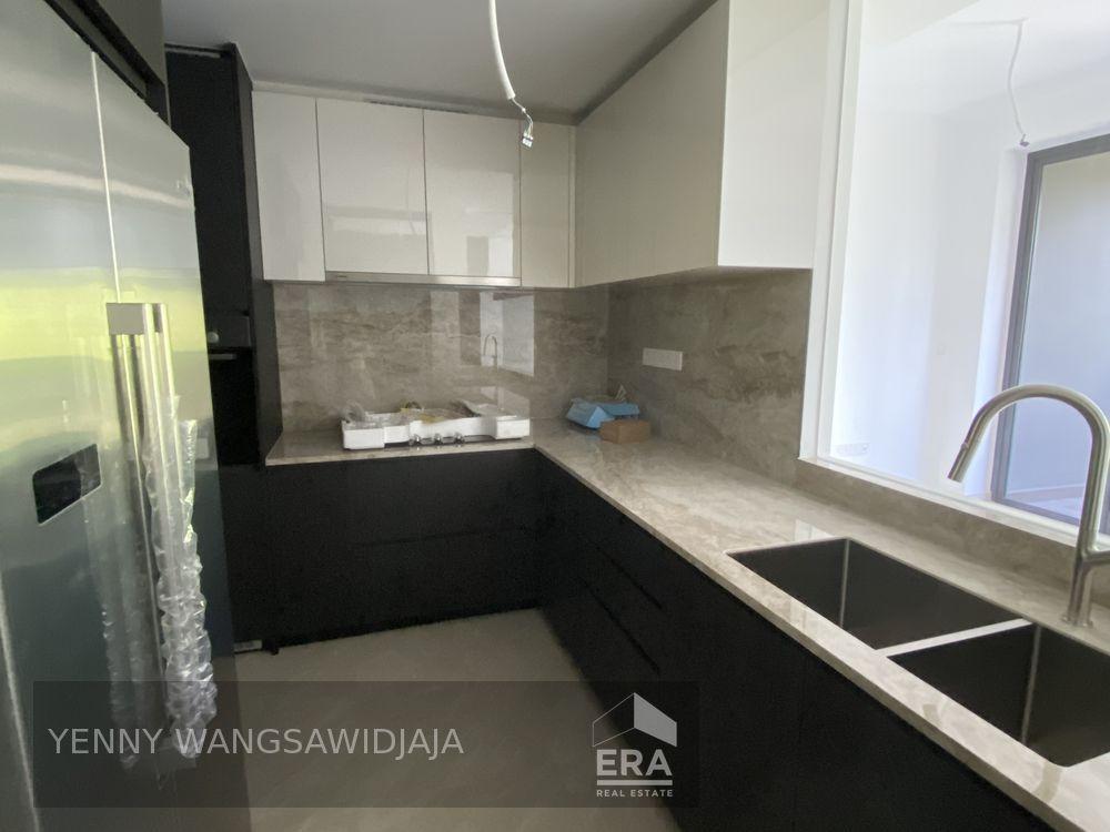 Brand New Unit! Private Lift