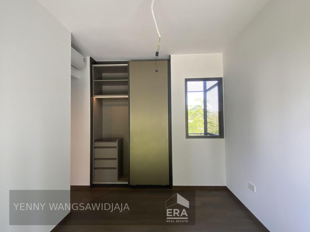 Brand New Unit! Private Lift