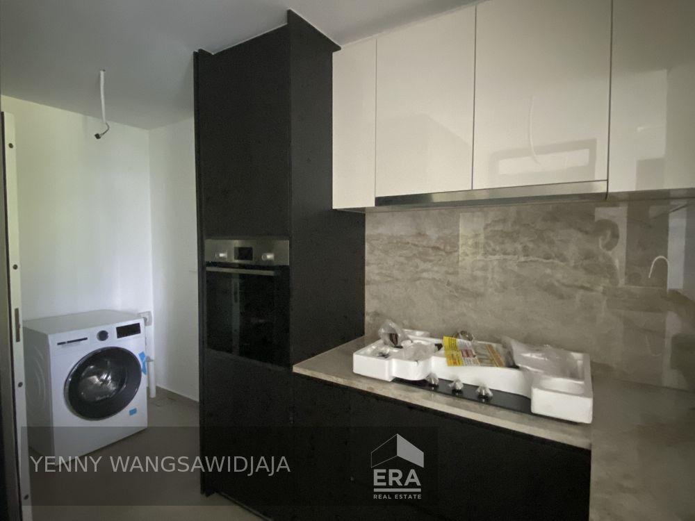 Brand New Unit! Private Lift