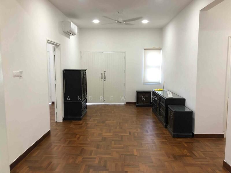 Near MRT! Renovated Kitchen & Bathrooms! Ample Parking Space!