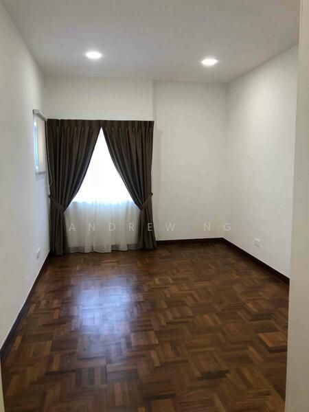 Near MRT! Renovated Kitchen & Bathrooms! Ample Parking Space!