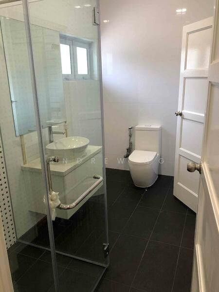 Near MRT! Renovated Kitchen & Bathrooms! Ample Parking Space!