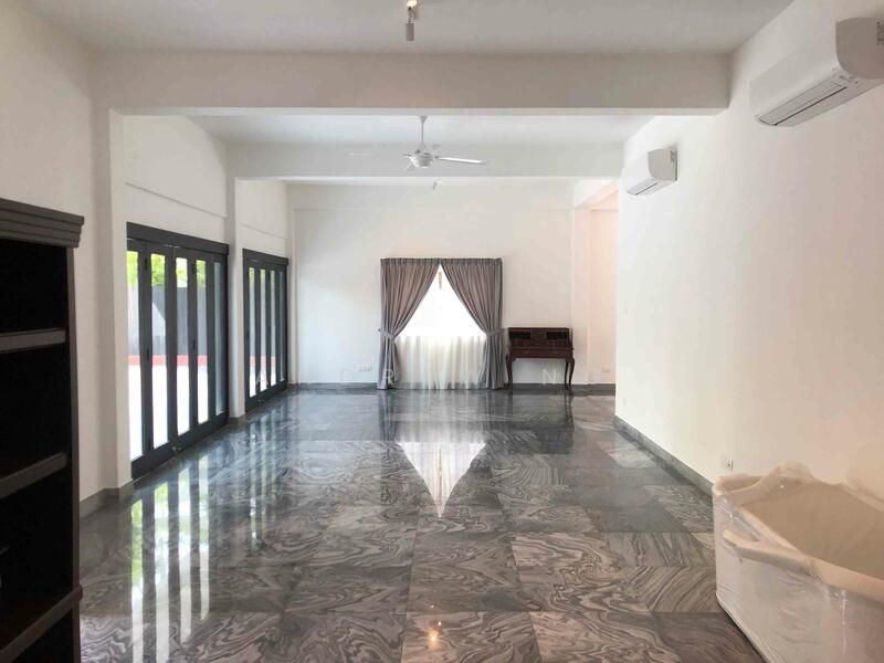 Near MRT! Renovated Kitchen & Bathrooms! Ample Parking Space!