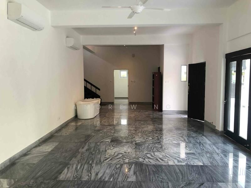 Near MRT! Renovated Kitchen & Bathrooms! Ample Parking Space!