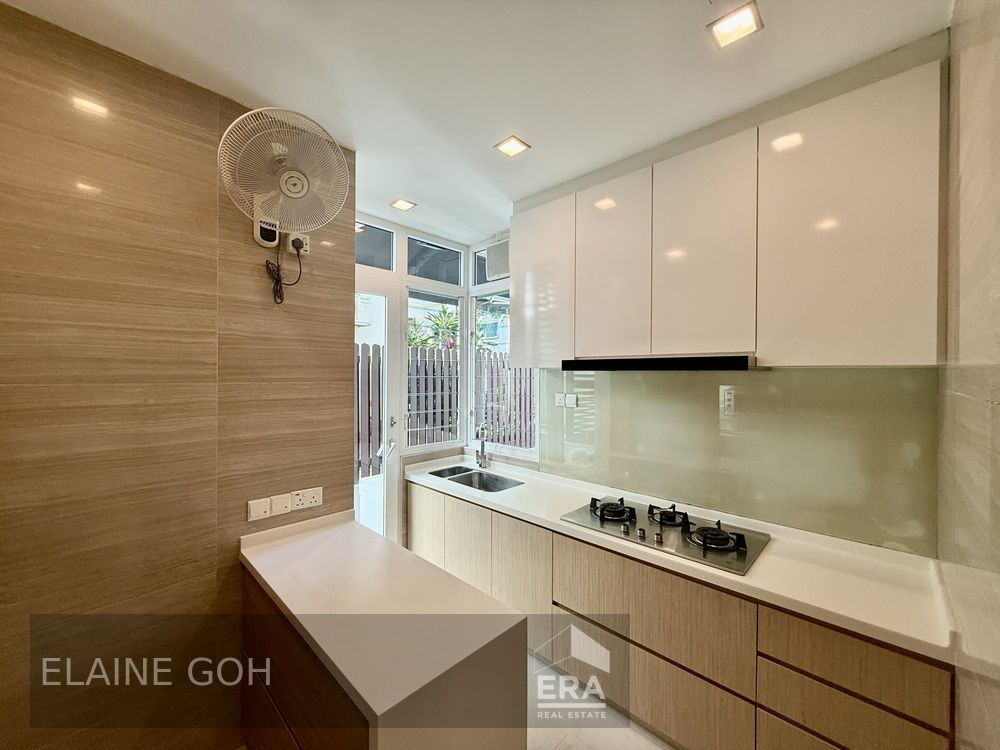 3.5 Storey Semi-d Freehold 4 Rooms Pte Lift & Pool 1 Km Henry Park Pri