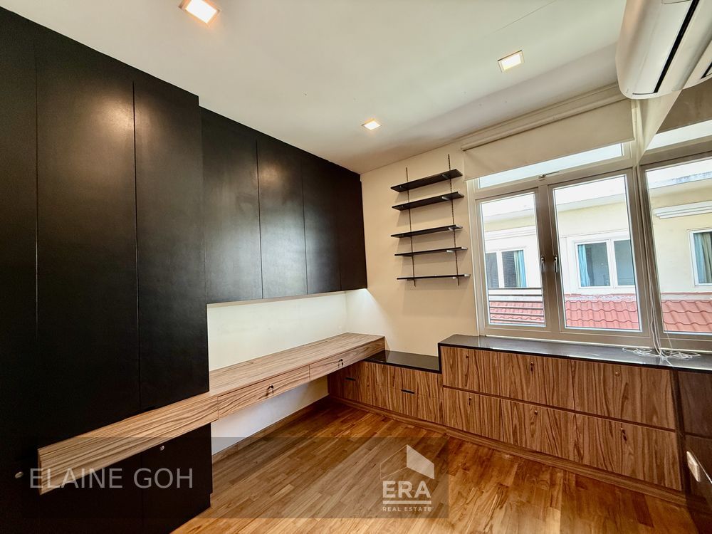 3.5 Storey Semi-d Freehold 4 Rooms Pte Lift & Pool 1 Km Henry Park Pri