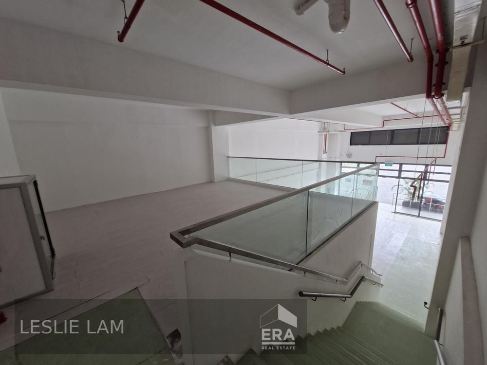 Ground Floor B1 Unit in Woodlands. High Ceiling and Direct Access.