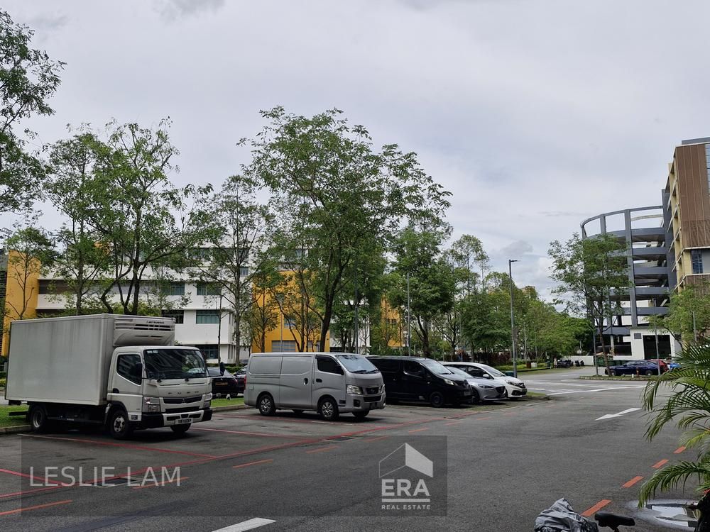 Ground Floor B1 Unit in Woodlands. High Ceiling and Direct Access.