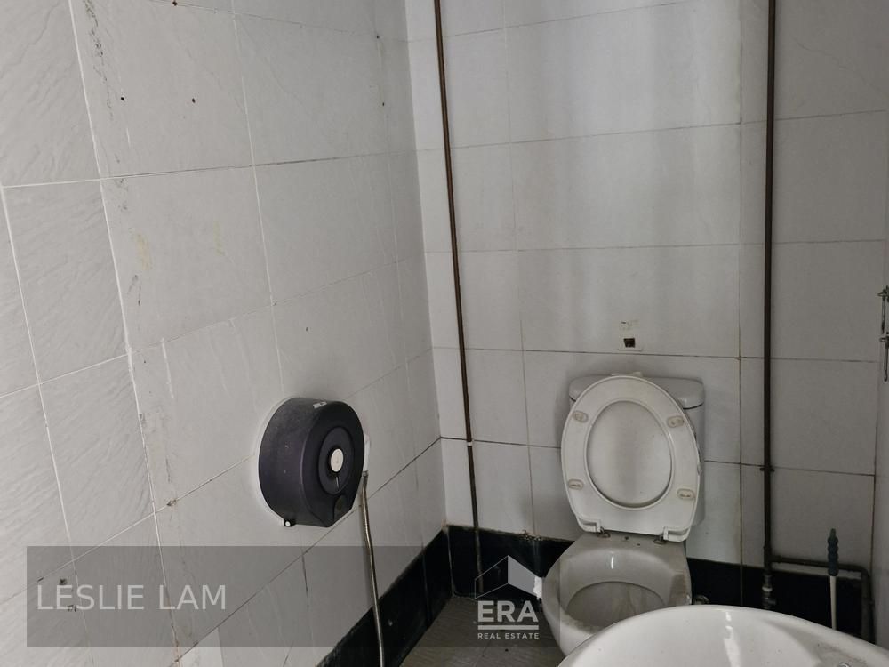 Ground Floor B1 Unit in Woodlands. High Ceiling and Direct Access.