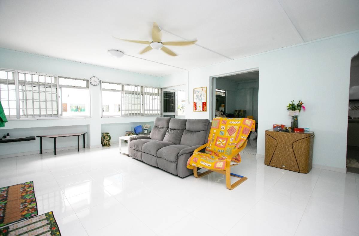 Prop-GPT: HDB Apartment: D18  349 Tampines Street 33