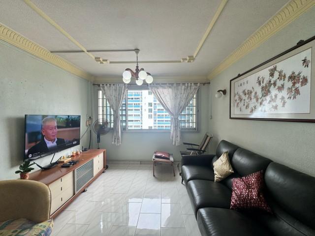 Prop-GPT: HDB Apartment: D18 Pasir Ris 425 Pasir Ris Drive 6