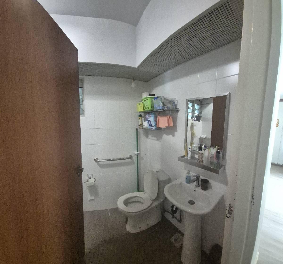 HDB Apartment for Rent, 127A Kim Tian Road HDB Apartment Room Rental, $1,100, 1 Bed 2 Bath 161 sqft $6.83 psf, SGD 1,100 | 99-year Leasehold