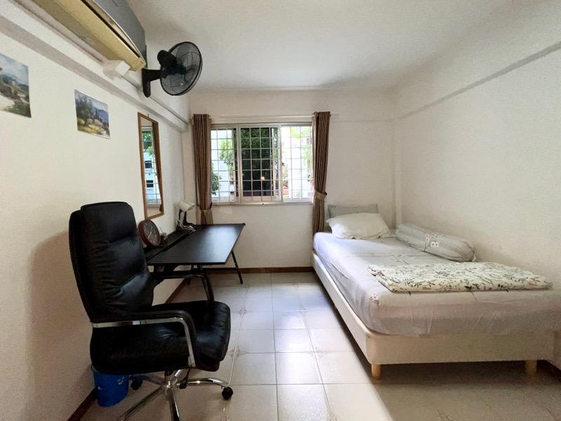 Prop-GPT: HDB Apartment: D23 Bukit Batok 242 Bukit Batok East Avenue 5