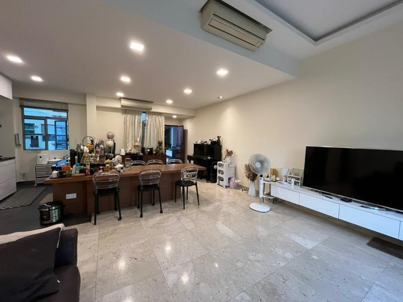 Prop-GPT: Condominium: D21  1 King Albert Park