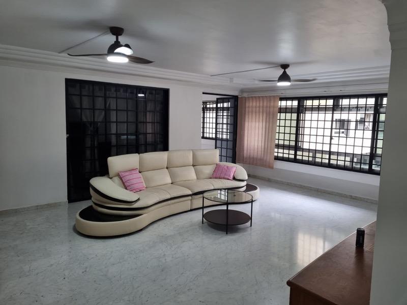 Prop-GPT: HDB Apartment: D18 Pasir Ris 233 Pasir Ris Drive 4