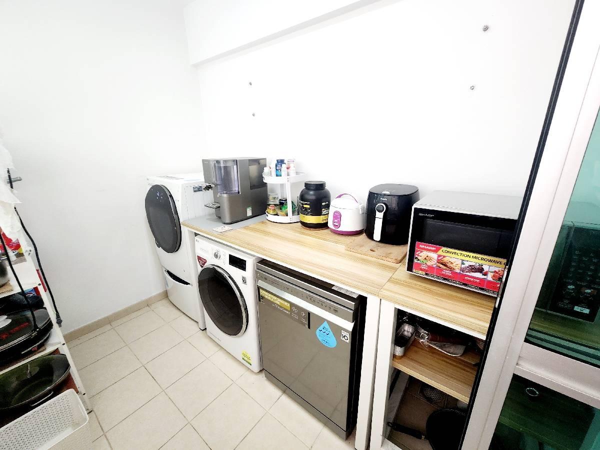 HDB Apartment for Rent, 62A Strathmore Avenue HDB Apartment For Rent, $5,300, 3 Bed 2 Bath 1,259 sqft $4.21 psf, SGD 5,300 | 99-year Leasehold