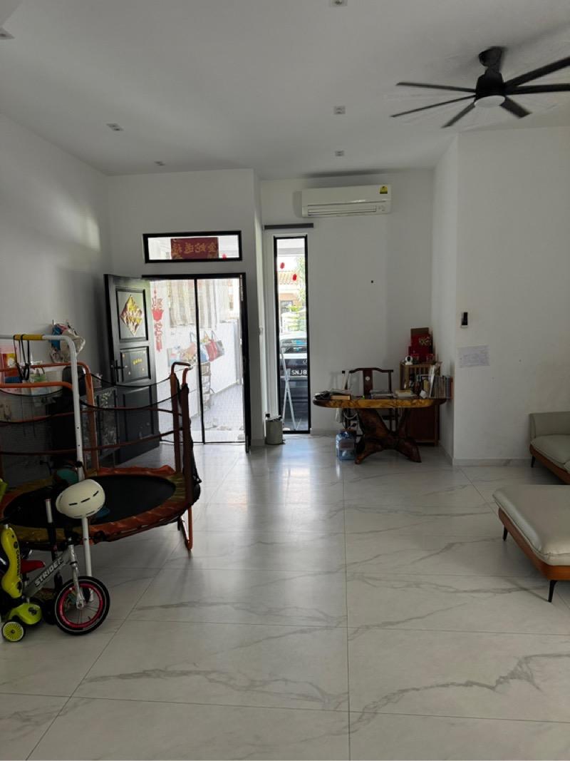 Prop-GPT: Semi-Detached: D22  Lakeside Grove