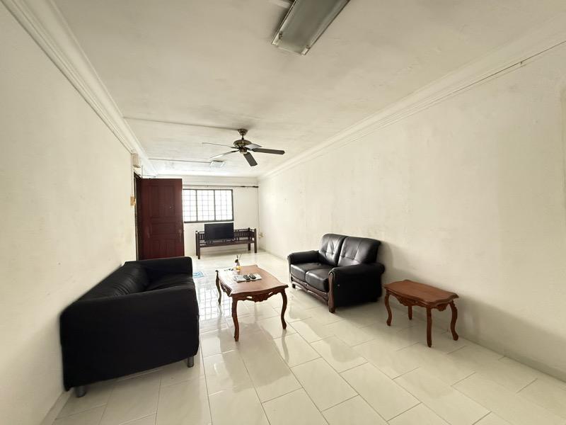 Prop-GPT: HDB Apartment: D25  172 Woodlands Street 13